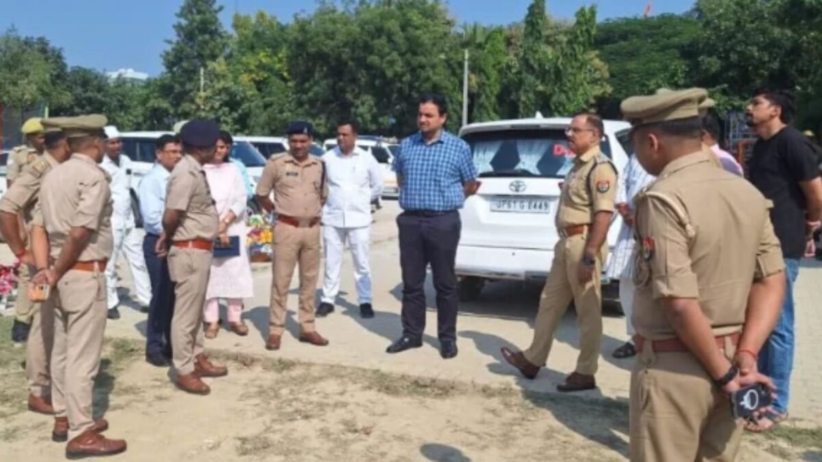 रावण दहन कार्यक्रम की तैयारियों को लेकर गाजीपुर लंका मैदान का निरीक्षण करते डीएम अनुपम शुक्ला और पुलिस अधीक्षक विनय कुमार सिंह।