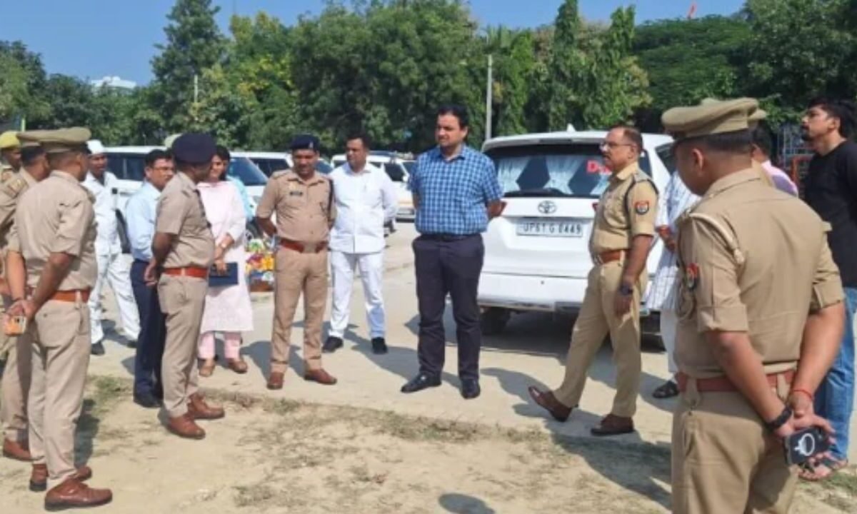 रावण दहन कार्यक्रम की तैयारियों को लेकर गाजीपुर लंका मैदान का निरीक्षण करते डीएम अनुपम शुक्ला और पुलिस अधीक्षक विनय कुमार सिंह।