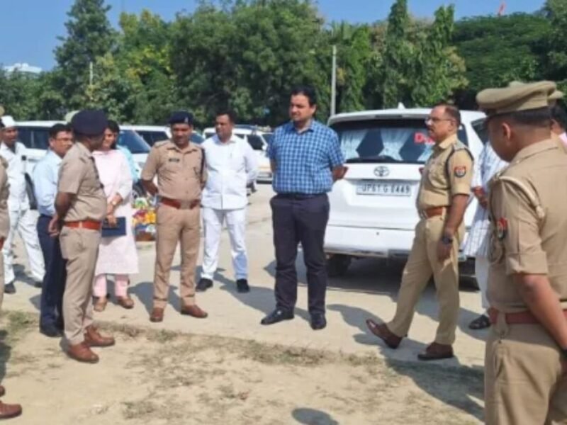 रावण दहन कार्यक्रम की तैयारियों को लेकर गाजीपुर लंका मैदान का निरीक्षण करते डीएम अनुपम शुक्ला और पुलिस अधीक्षक विनय कुमार सिंह।